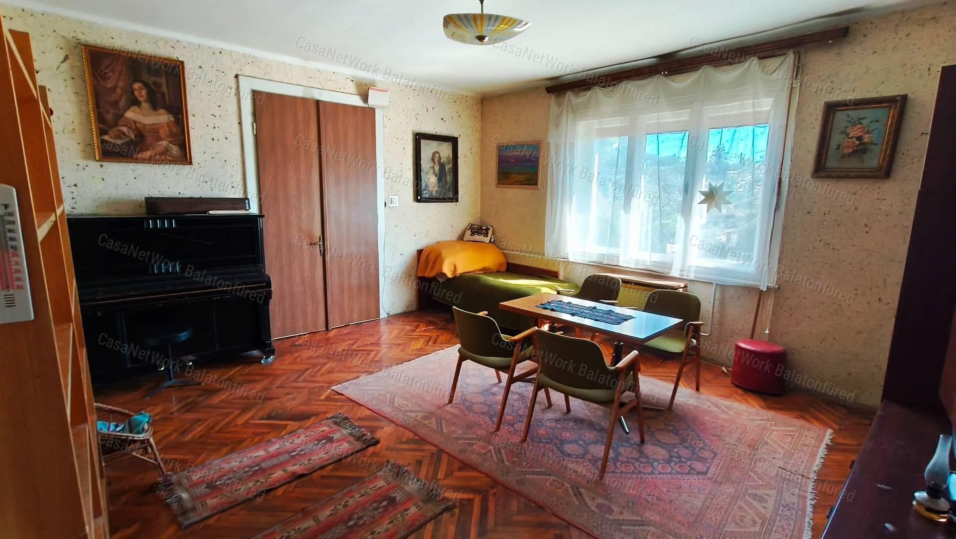 Sanierungsbedürftige Wohnung mit Garten und Garage in Veszprém